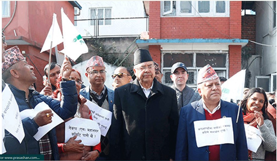 पूर्वप्रधानमन्त्री खनाल पानी माग्दै पुगे खानेपानी कार्यालय